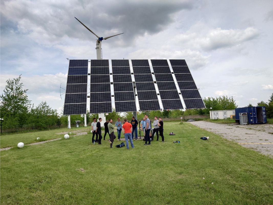 Uczestnicy szkolenia przy instalacji fotowoltaicznej