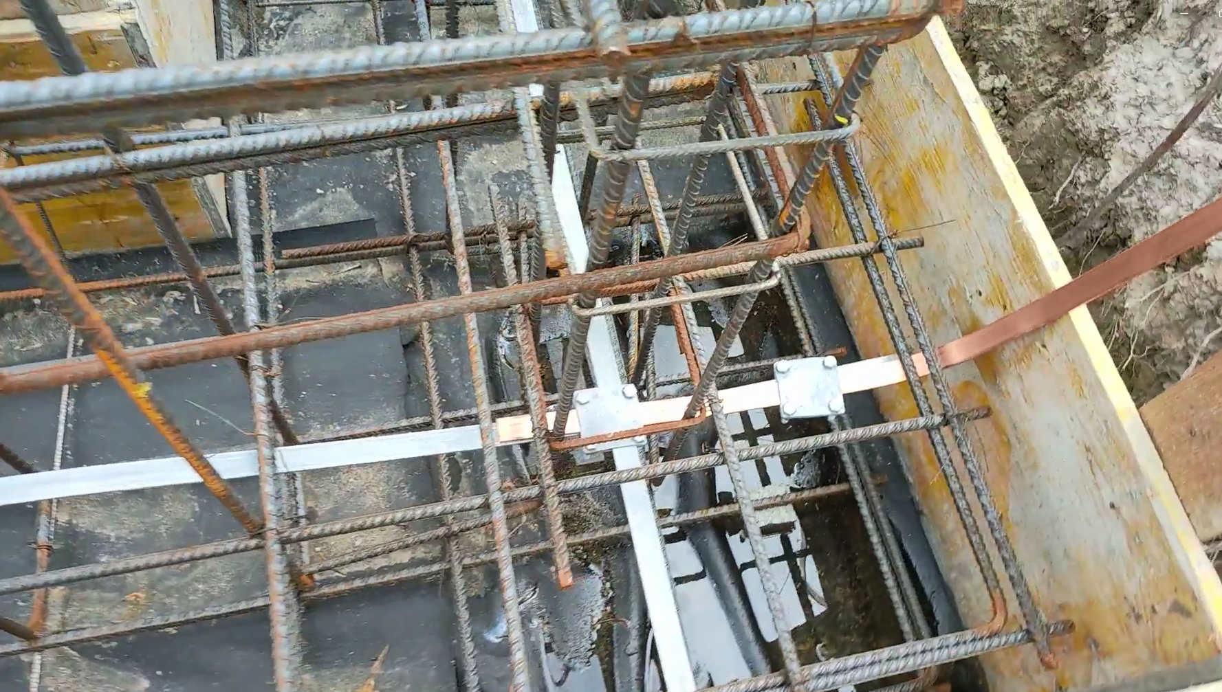 Uziom fundamentowy przed zalaniem betonem w szalunku