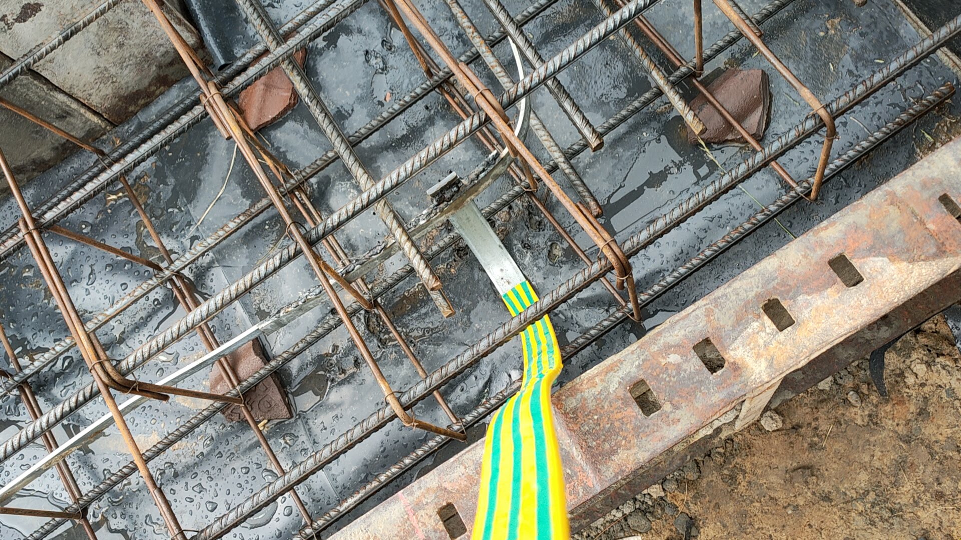 Wyprowadzenie bednarki z uziomu fundamentowego do szyny GSU